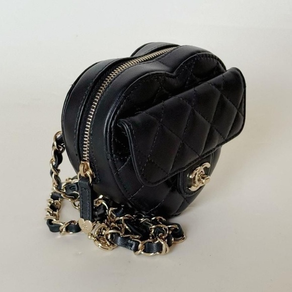 CHANEL Heart Mini Waist Bag – Black Quilted Leather, Gold Hardware (2021) - Picture 4 of 10